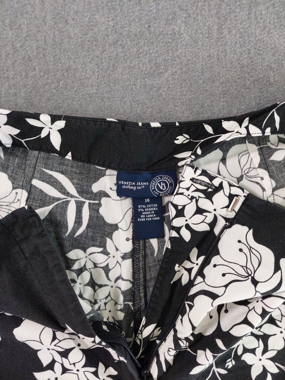 Venezia Jeans Black White Floral Capri Crop Pants Plus Size 16 Mid Rise Slit Hem - Picture 8 of 11